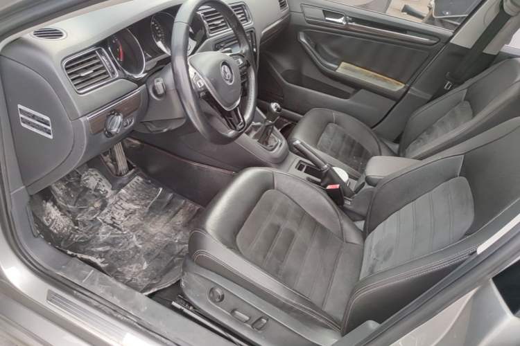 Used Volkswagen Sagitar 2015 230TSI Manual Luxury Edition Left Front Seat
