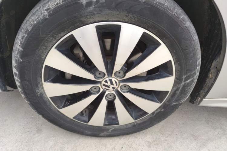 Used Volkswagen Sagitar 2015 230TSI Manual Luxury Edition Left Front Wheel Hub