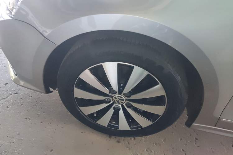 Used Volkswagen Sagitar 2015 230TSI Automatic Luxury Model Left Front Wheel Hub
