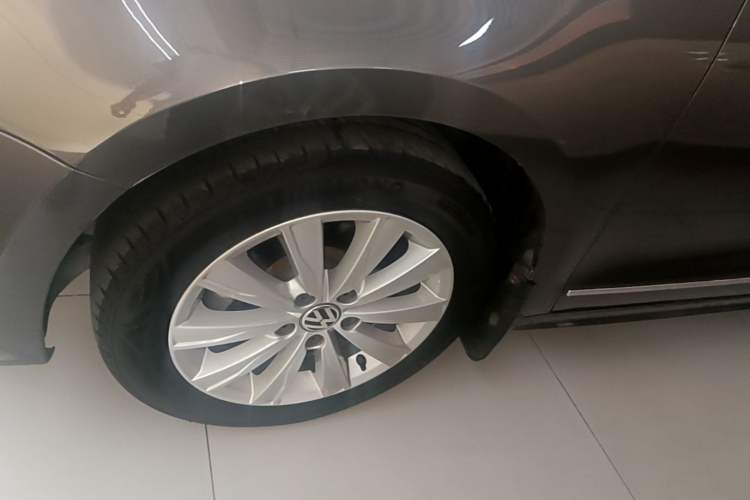 Used Volkswagen Sagitar 2015 1.6L Automatic Comfort Model Left Front Wheel Hub