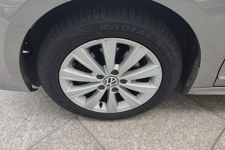 Used Volkswagen Sagitar 2015 1.6L Automatic Comfort Model Left Front Wheel Hub