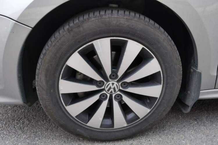 Used Volkswagen Sagitar 2015 230TSI Automatic Luxury Model Left Front Wheel Hub