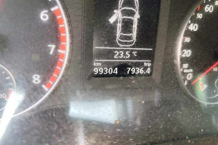 Used Volkswagen Sagitar 2015 230TSI Automatic Luxury Model Odometer Close Up