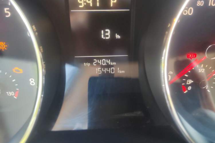 Used Volkswagen Sagitar 2015 230TSI Automatic Comfort Version Odometer Close Up