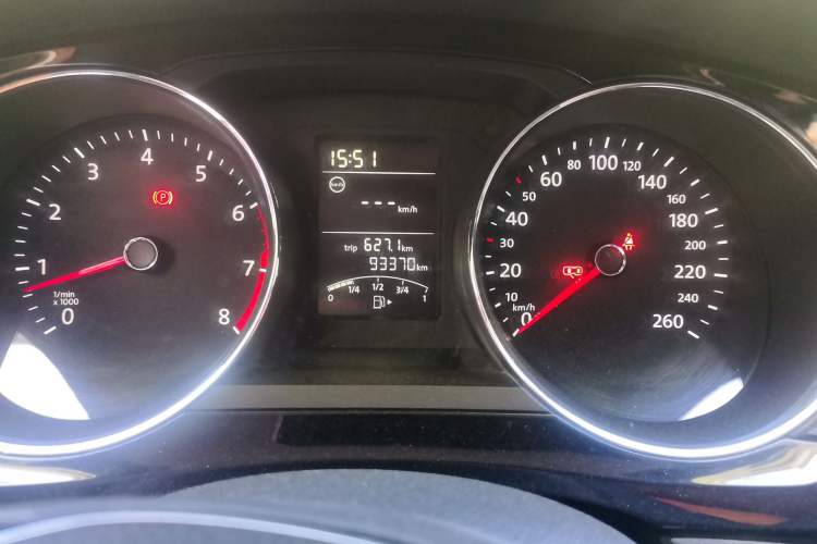 Used Volkswagen Sagitar 2015 1.6L Manual Comfort Model Odometer Close Up