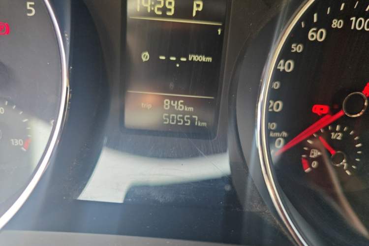 Used Volkswagen Sagitar 2015 230TSI Automatic Comfort Version Odometer Close Up