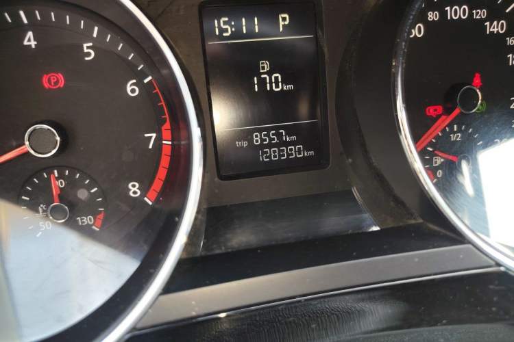Used Volkswagen Sagitar 2015 230TSI Automatic Comfort Version Odometer Close Up