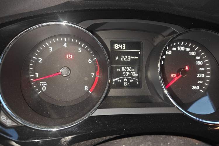 Used Volkswagen Sagitar 2015 1.6L Manual Comfort Model Odometer Close Up