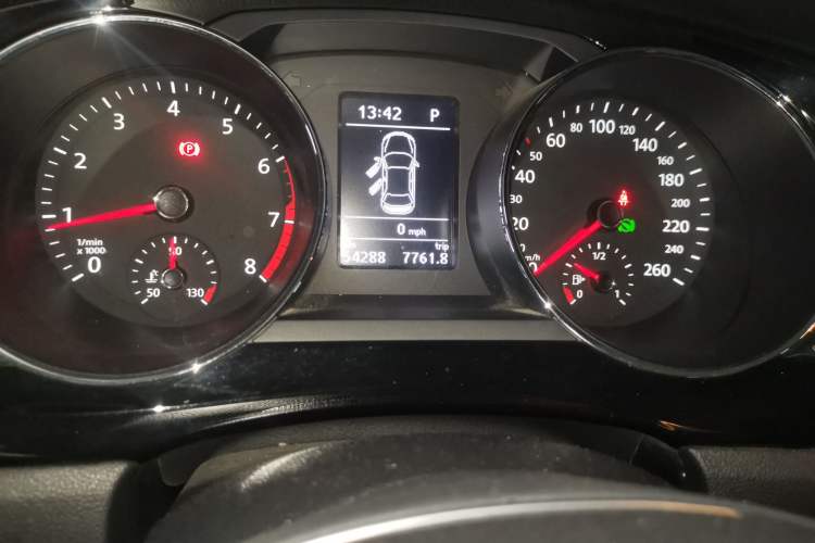 Used Volkswagen Sagitar 2015 230TSI Automatic Luxury Model Odometer Close Up