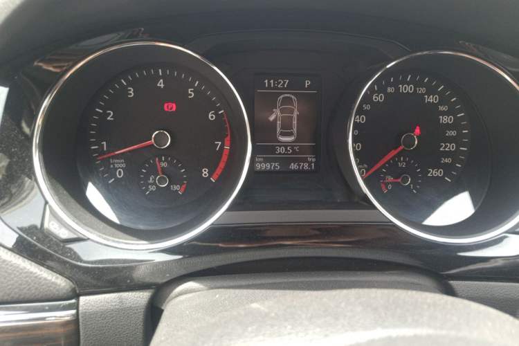 Used Volkswagen Sagitar 2015 230TSI Automatic Luxury Model Odometer Close Up