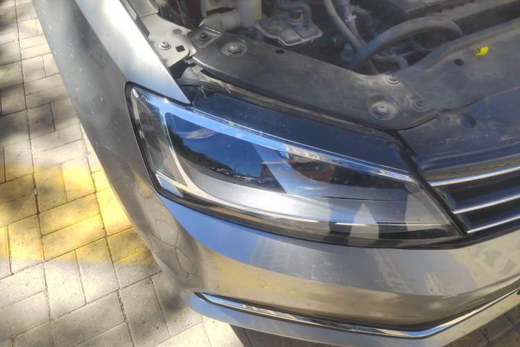 Used Volkswagen Sagitar 2015 230TSI Automatic Comfort Version Right Front Headlight