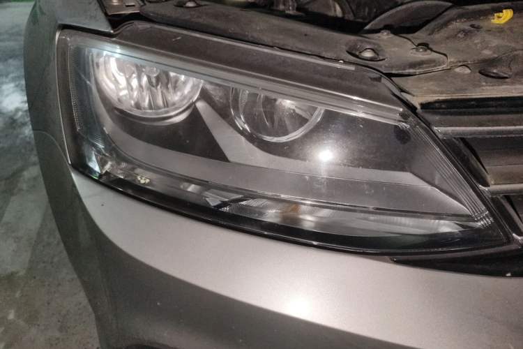 Used Volkswagen Sagitar 2015 1.6L Manual Comfort Model Right Front Headlight
