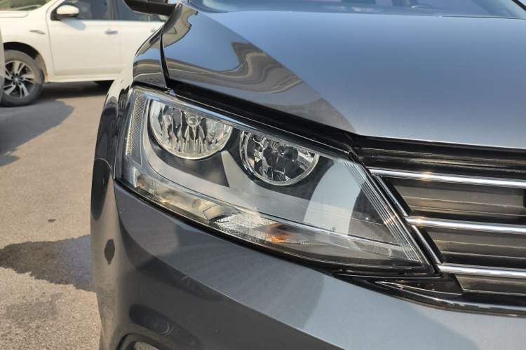 Used Volkswagen Sagitar 2015 1.6L Manual Comfort Model Right Front Headlight