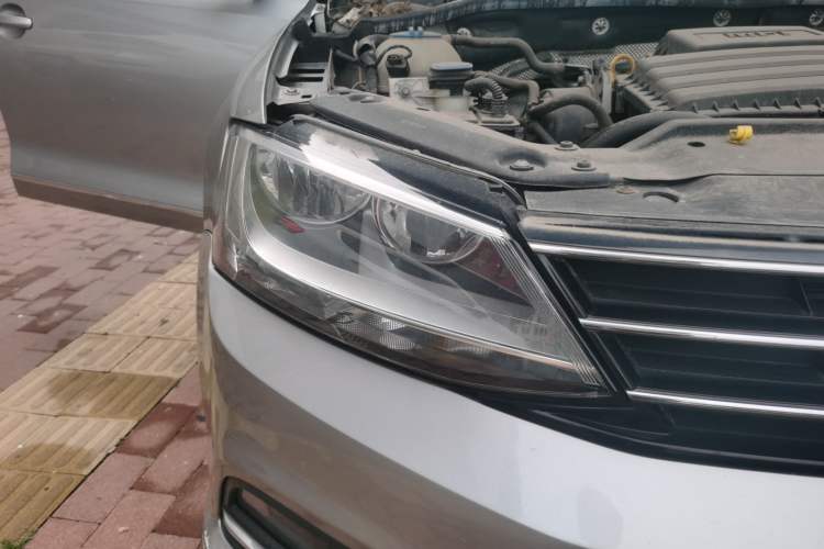 Used Volkswagen Sagitar 2015 1.6L Manual Comfort Model Right Front Headlight