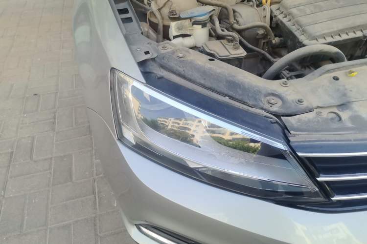 Used Volkswagen Sagitar 2015 1.6L Manual Comfort Model Right Front Headlight