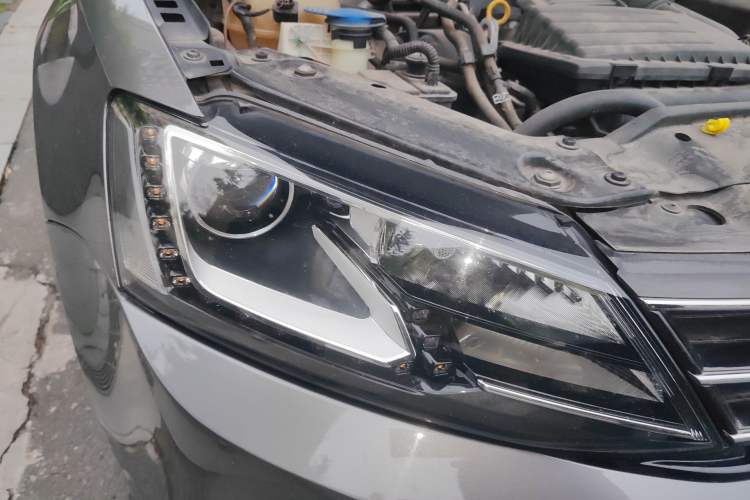 Used Volkswagen Sagitar 2015 230TSI Manual Luxury Edition Right Front Headlight