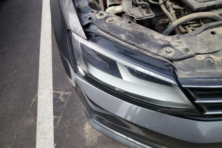 Used Volkswagen Sagitar 2015 230TSI Automatic Comfort Version Right Front Headlight