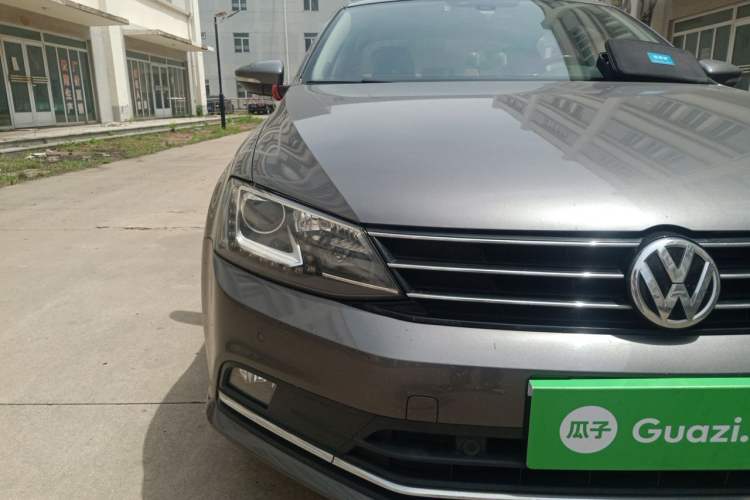 Used Volkswagen Sagitar 2015 230TSI Automatic Luxury Model Right Front Headlight