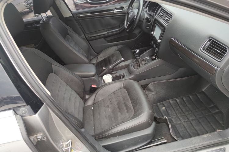 Used Volkswagen Sagitar 2015 230TSI Manual Luxury Edition Right Front Seat