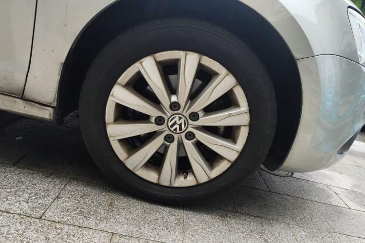 Used Volkswagen Sagitar 2015 230TSI Automatic Luxury Model Right Front Wheel Hub