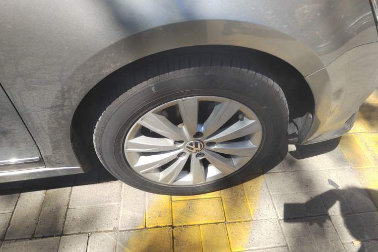 Used Volkswagen Sagitar 2015 230TSI Automatic Comfort Version Right Front Wheel Hub