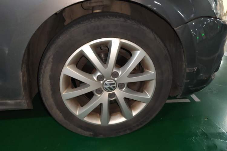 Used Volkswagen Sagitar 2015 1.6L Automatic Comfort Model Right Front Wheel Hub