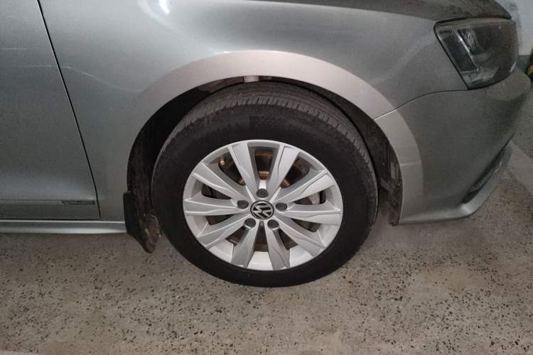 Used Volkswagen Sagitar 2015 1.6L Manual Comfort Model Right Front Wheel Hub