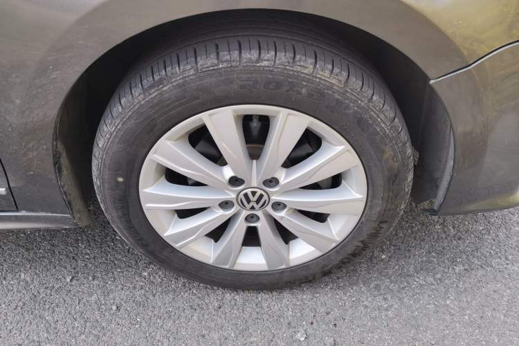 Used Volkswagen Sagitar 2015 1.6L Manual Comfort Model Right Front Wheel Hub