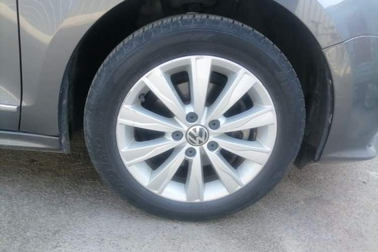 Used Volkswagen Sagitar 2015 1.6L Automatic Comfort Model Right Front Wheel Hub