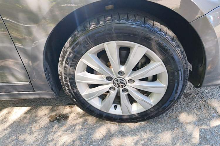 Used Volkswagen Sagitar 2015 230TSI Automatic Comfort Version Right Front Wheel Hub