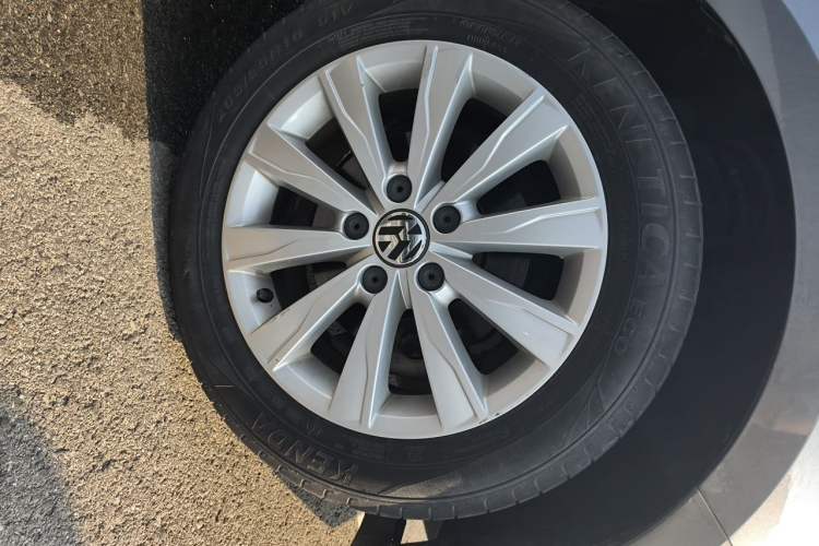 Used Volkswagen Sagitar 2015 1.6L Manual Comfort Model Right Front Wheel Hub