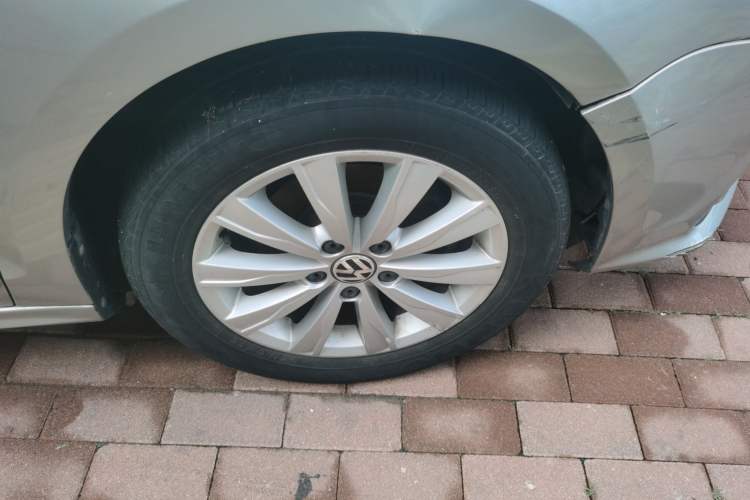 Used Volkswagen Sagitar 2015 1.6L Manual Comfort Model Right Front Wheel Hub