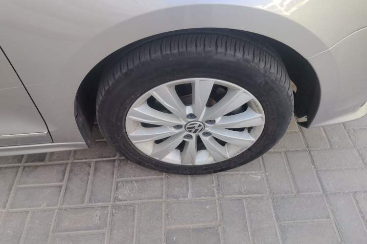 Used Volkswagen Sagitar 2015 1.6L Manual Comfort Model Right Front Wheel Hub