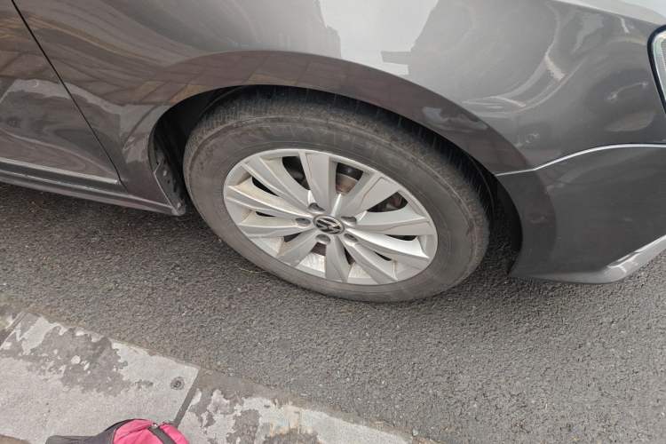 Used Volkswagen Sagitar 2015 1.6L Automatic Comfort Model Right Front Wheel Hub
