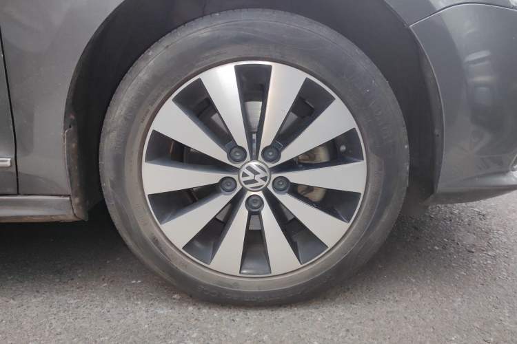 Used Volkswagen Sagitar 2015 230TSI Manual Luxury Edition Right Front Wheel Hub