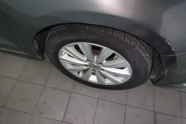 Used Volkswagen Sagitar 2015 230TSI Automatic Comfort Version Right Front Wheel Hub