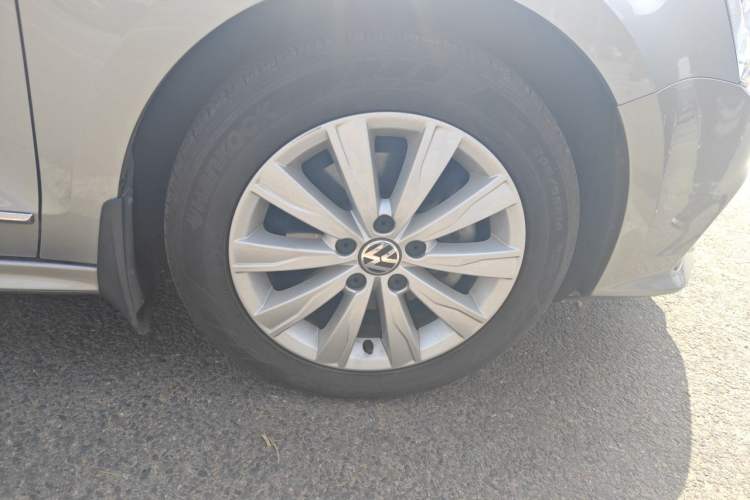 Used Volkswagen Sagitar 2015 230TSI Automatic Comfort Version Right Front Wheel Hub