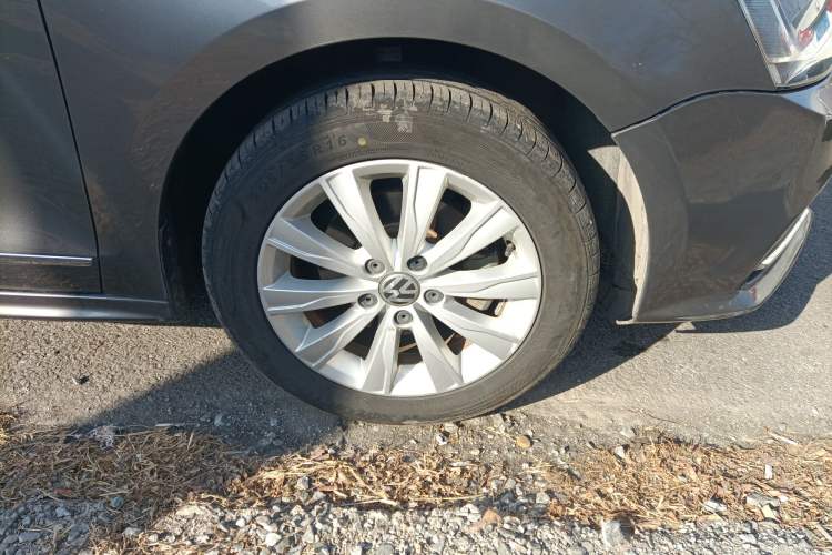 Used Volkswagen Sagitar 2015 1.6L Manual Comfort Model Right Front Wheel Hub