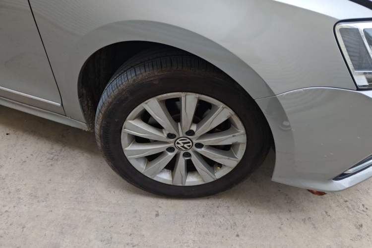 Used Volkswagen Sagitar 2015 1.6L Automatic Comfort Model Right Front Wheel Hub