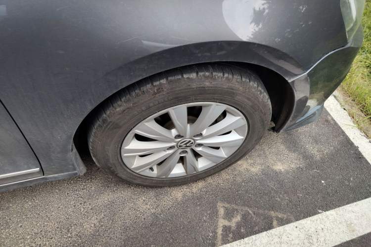 Used Volkswagen Sagitar 2015 230TSI Automatic Comfort Version Right Front Wheel Hub