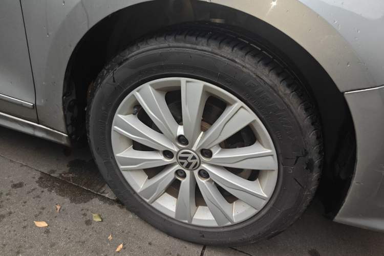 Used Volkswagen Sagitar 2015 1.6L Manual Comfort Model Right Front Wheel Hub