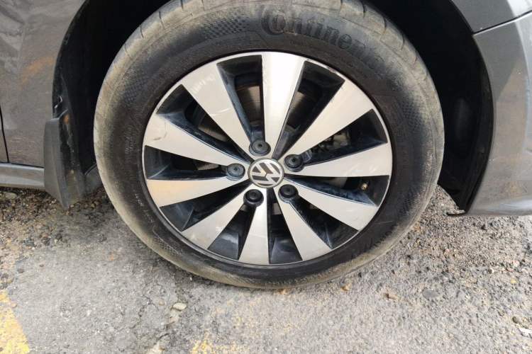 Used Volkswagen Sagitar 2015 230TSI Automatic Luxury Model Right Front Wheel Hub
