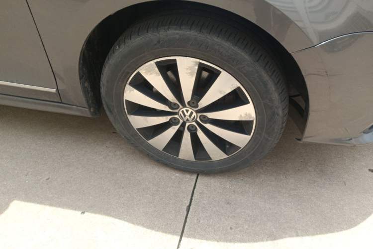 Used Volkswagen Sagitar 2015 230TSI Automatic Luxury Model Right Front Wheel Hub