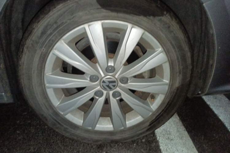 Used Volkswagen Sagitar 2015 1.6L Automatic Comfort Model Right Front Wheel Hub