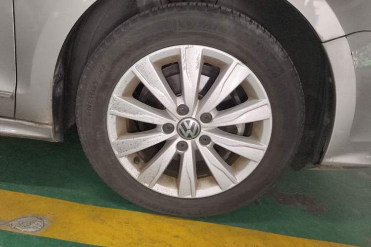 Used Volkswagen Sagitar 2015 1.6L Automatic Comfort Model Right Front Wheel Hub