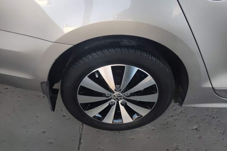 Used Volkswagen Sagitar 2015 230TSI Automatic Luxury Model Right Rear Wheel Hub