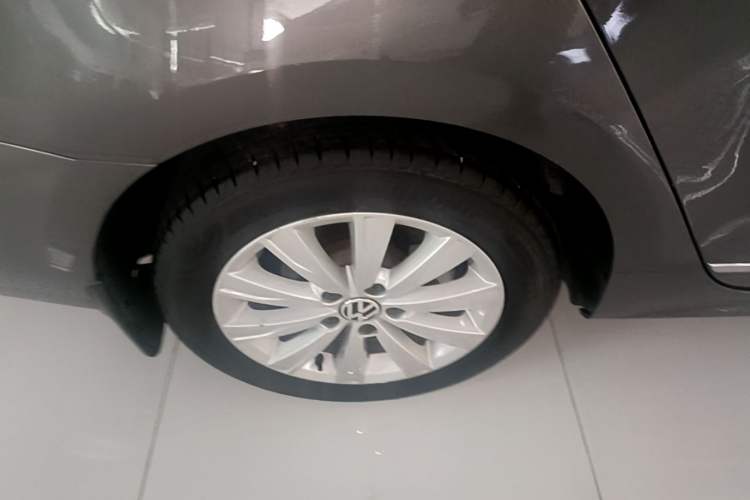 Used Volkswagen Sagitar 2015 1.6L Automatic Comfort Model Right Rear Wheel Hub