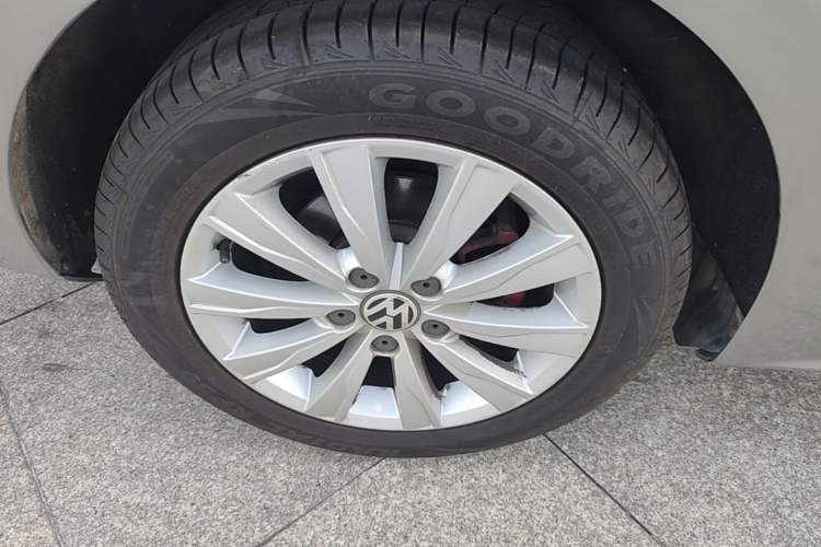 Used Volkswagen Sagitar 2015 1.6L Automatic Comfort Model Right Rear Wheel Hub