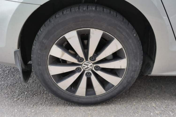 Used Volkswagen Sagitar 2015 230TSI Automatic Luxury Model Right Rear Wheel Hub
