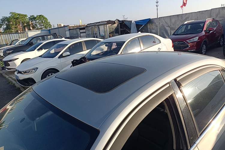 Used Volkswagen Sagitar 2015 1.6L Automatic Comfort Model Roof